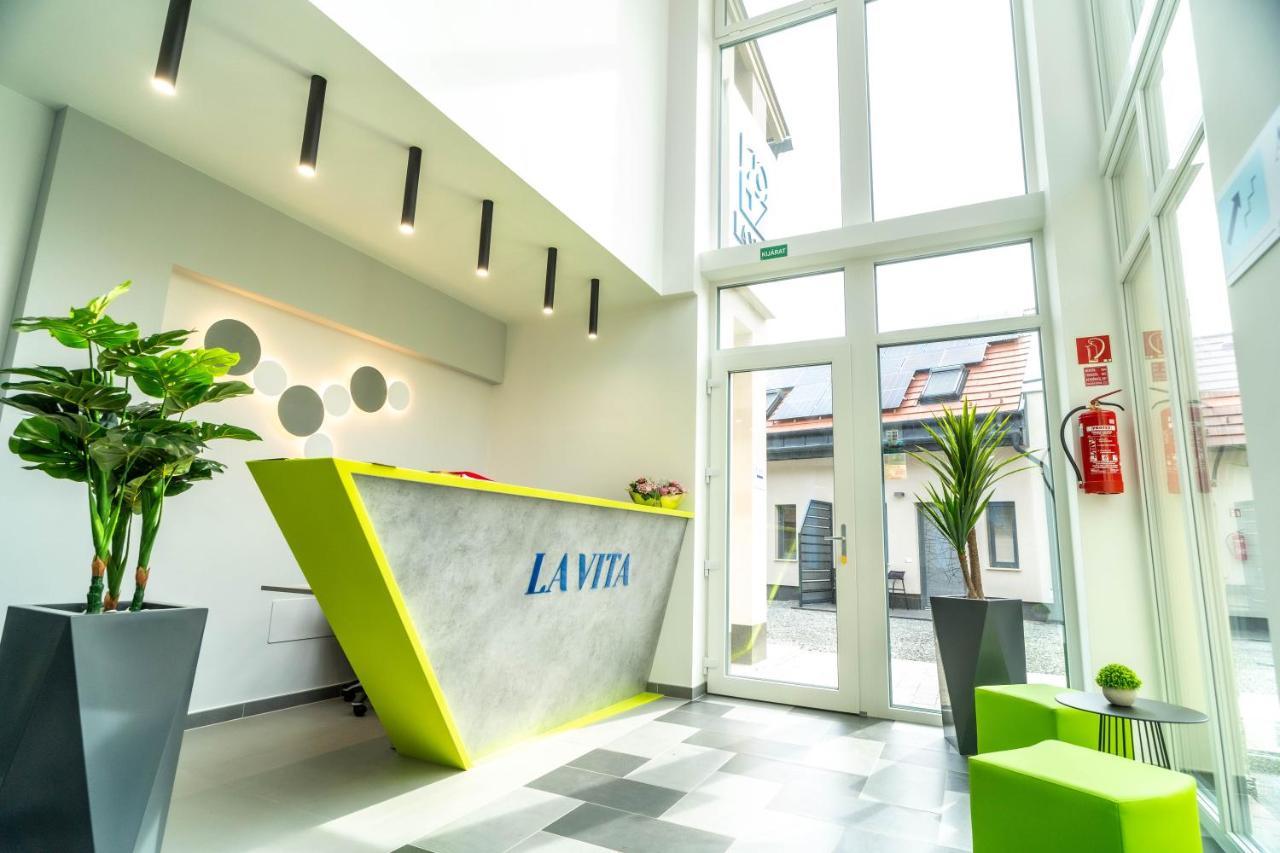 La Vita Premium Panzio Gyula Εξωτερικό φωτογραφία